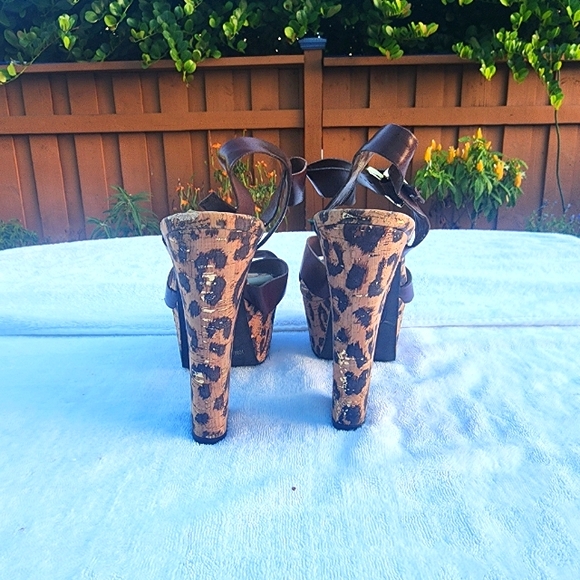 Jessica Simpson leopard print platform heels. - Picture 3 of 4